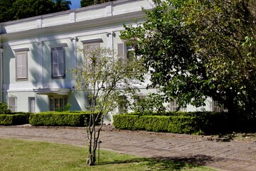 Construção antiga com espaço externo e jardim -  Old building with outdoor space and garden