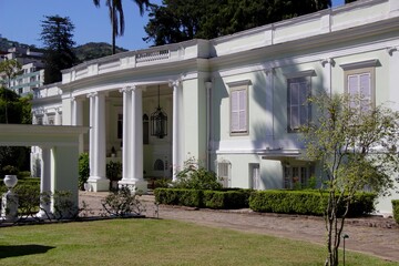 Construção antiga com espaço externo e jardim - Old building with outdoor space and garden