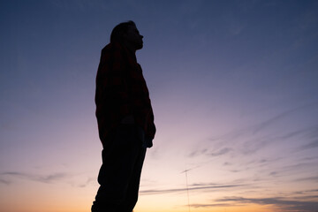 Silueta de hombre durante el atardecer 