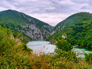 Canyon Landschaft des Fluss Drina in Bosnien - 598360940