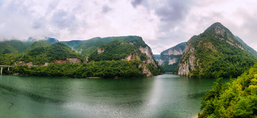 vernebelter Canyon in Bosnien mit dem Fluss Drina - 598360953