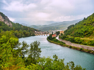 Brücke in Visegrad über den Fluss Drina - 598360983
