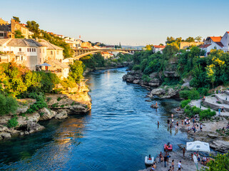 Blick auf den Fluss Neretva durch Mostar in dem Menschen baden - 598362109