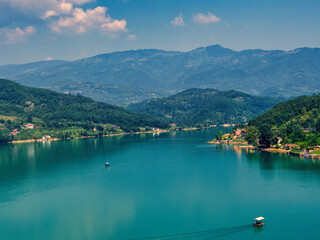 Jablanicko See in Bosnien und Herzegowina nahe Dorf Ostrozac - 598362747