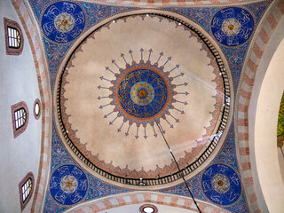 Decke in der Moschee in Sarajevo - 598363147