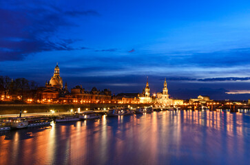 Fototapeta na wymiar Dresden Skyline zur Blauen Stunde