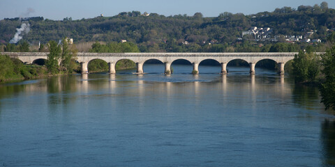 Pont canal au-dessus de la Garonne à Agen (Tarn-et-Garonne)