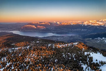 Photo sur Plexiglas Mont Blanc View of lake Annecy (France) and the alps from the Semnoz, a family ski resort, south of Annecy. Mont-Blanc (4808 m) can be seen.