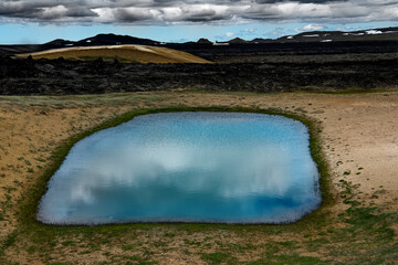 Islandia turkusowe jeziorko wulkany i siarka