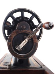 Obraz premium Close up of a hand crank of an old sewing machine side view