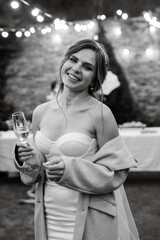 Obraz premium cheerful young bride at a banquet