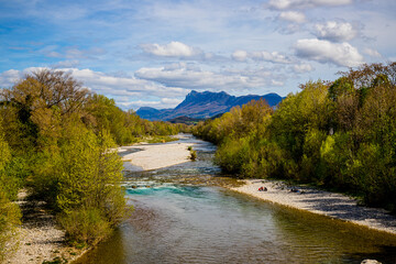 Fototapeta na wymiar La Drôme vue depuis un pont de Crest