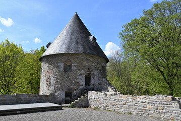 Fototapeta na wymiar Turm der Artillerieumwehrung bei Schloss Hardenberg, Velbert, Deutschland