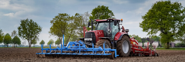 Moderne Landwirtschaft - Maislegen - Vorne wird der Acker gelockert , hinten der Mais gelegt -...