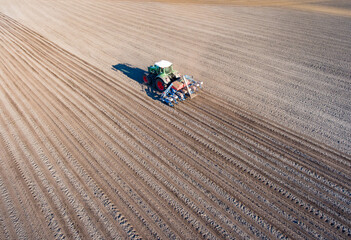 Drohnenfoto: Traktor mit Drillmaschine am Maislegen.