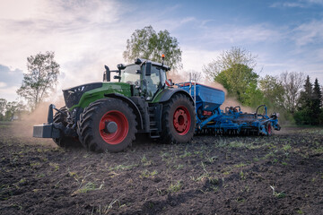 Ackerbestellung - Maislegen im Frühjahr mit landwirtschaftlichen Gerät.