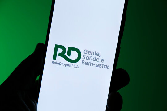 illustrative image of RD Raia Drogasil on the cell phone screen