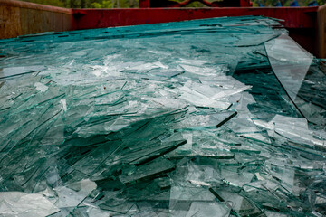 Obraz premium Bruch und Flachglas Scheiben im Recycling Container