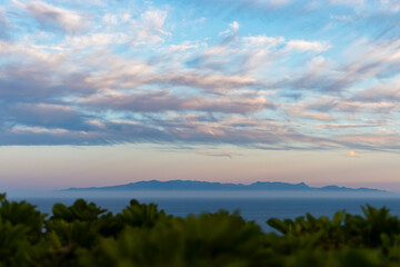 Paisaje con isla de las Palmas de Gran Canaria de fondo y un cielo con nubes, Islas Canarias, España