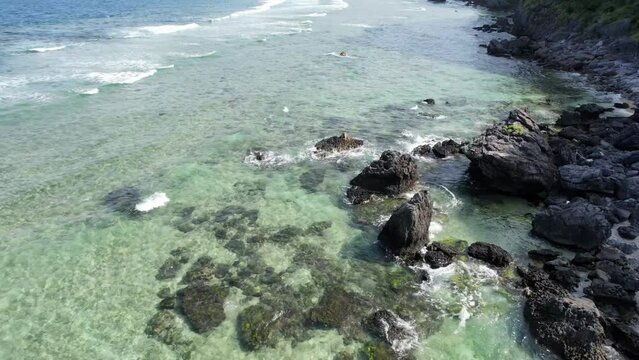 沖縄本島の国頭郡国頭村辺戸にある辺戸岬や宇佐浜ビーチをドローンで撮影する風景 Scenery of Cape Hedo and Usahama Beach in Hedo, Kunigami-mura, Kunigami-gun, Okinawa mainland, Japan, photographed by drone.