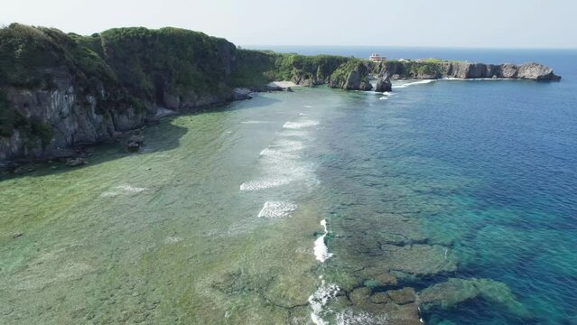 沖縄本島の国頭郡国頭村辺戸にある辺戸岬や宇佐浜ビーチをドローンで撮影する風景 Scenery of Cape Hedo and Usahama Beach in Hedo, Kunigami-mura, Kunigami-gun, Okinawa mainland, Japan, photographed by drone.