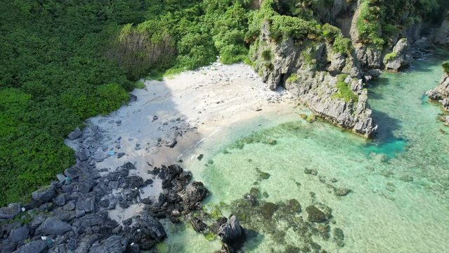 沖縄本島の国頭郡国頭村辺戸にある辺戸岬や宇佐浜ビーチをドローンで撮影する風景 Scenery of Cape Hedo and Usahama Beach in Hedo, Kunigami-mura, Kunigami-gun, Okinawa mainland, Japan, photographed by drone.