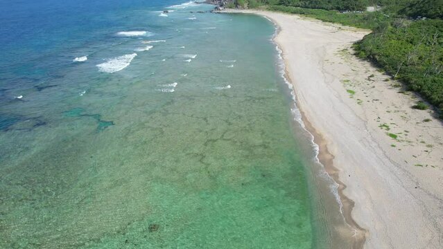 沖縄本島の国頭郡国頭村辺戸にある辺戸岬や宇佐浜ビーチをドローンで撮影する風景 Scenery of Cape Hedo and Usahama Beach in Hedo, Kunigami-mura, Kunigami-gun, Okinawa mainland, Japan, photographed by drone.