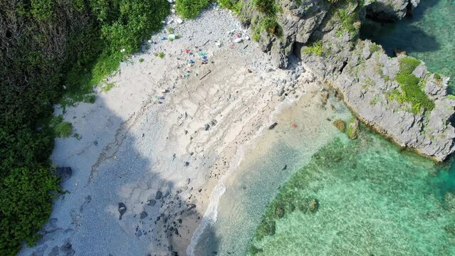 沖縄本島の国頭郡国頭村辺戸にある辺戸岬や宇佐浜ビーチをドローンで撮影する風景 Scenery of Cape Hedo and Usahama Beach in Hedo, Kunigami-mura, Kunigami-gun, Okinawa mainland, Japan, photographed by drone.