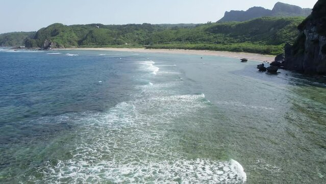 沖縄本島の国頭郡国頭村辺戸にある辺戸岬や宇佐浜ビーチをドローンで撮影する風景 Scenery of Cape Hedo and Usahama Beach in Hedo, Kunigami-mura, Kunigami-gun, Okinawa mainland, Japan, photographed by drone.