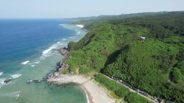 沖縄本島の国頭郡国頭村辺戸にある辺戸岬や宇佐浜ビーチをドローンで撮影する風景 Scenery of Cape Hedo and Usahama Beach in Hedo, Kunigami-mura, Kunigami-gun, Okinawa mainland, Japan, photographed by drone.