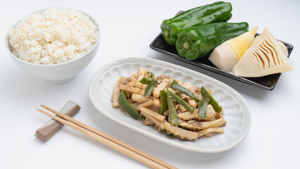 チンジャオロースとその食材(タケノコとピーマン)