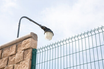 Obraz premium Lamp on a brick wall, illuminating a private area
