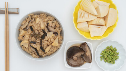 日本の山菜の炊き込みご飯イメージ｜タケノコ・椎茸・山椒の具材