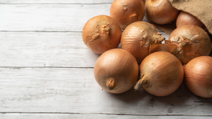 白い木目テーブルの上の玉ねぎ