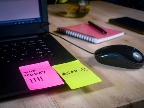 Sticky memo on a laptop, memo day