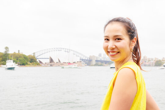 シドニーのオペラハウスの観賞を楽しむ日本人女性