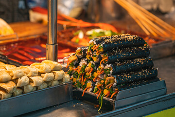 포장마차에서 파는 김밥과 만두 그리고 떡볶이
