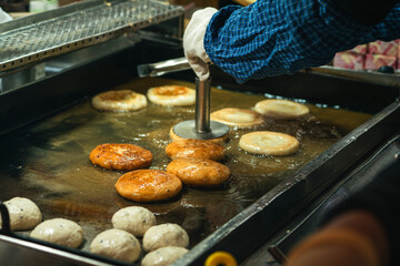 포장마차에서 호떡을 만드는 모습