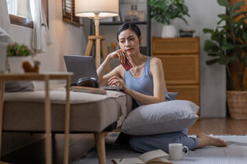 Obraz premium Women holding credit card and using laptop at home.Online shopping, internet banking, store online, payment, spending money, e-commerce payment at the store, credit card, concept