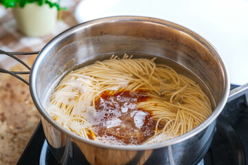 ラーメン作り　液体スープを入れる