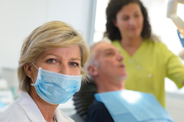 Fototapeta premium female dentist