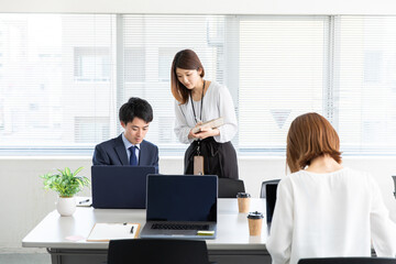Fototapeta premium オフィスで働く男女 Business
