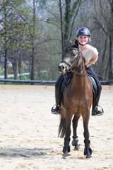 Obraz premium Reitpferd / Reitpony mit Reiterin