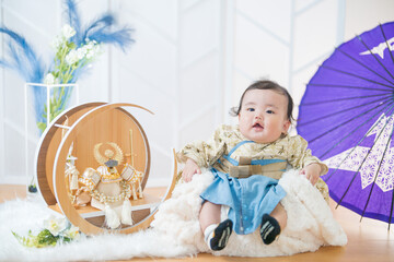 5月5日こどもの日 初めての端午の節句を五月人形と一緒に祝う袴姿の赤ちゃん