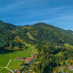 Oberammergau an einem sonnigen Herbsttag - Ausblick zum Kolbensattel westlich des Ortes