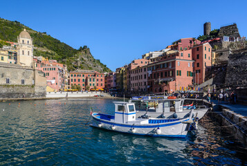 Fototapeta na wymiar Fischerboote im Hafen von Vernazza, Italienische Riviera, Cinque Terre, Ligurien, Italien