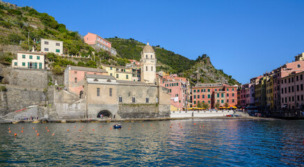 Der Hafen von Vernazza, Italienische Riviera, Cinque Terre, Ligurien, Italien
