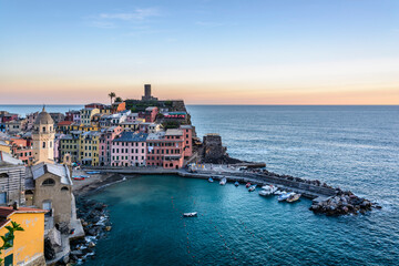 Naklejka premium Blick über den Hafen von Vernazza bei Sonnenuntergang, Italienische Riviera, Cinque Terre, Ligurien, Italien