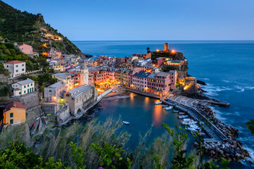 Fototapeta na wymiar Blick über den Hafen von Vernazza bei der Abenddämmerung, Italienische Riviera, Cinque Terre, Ligurien, Italien