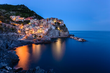 Das Dorf Manarola in der Abenddämmerung, Cinque Terre, Riviera di Levante, Provinz La Spezia,...